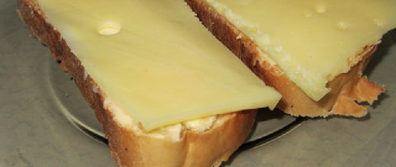 Бутерброд с сыром и маслом.
