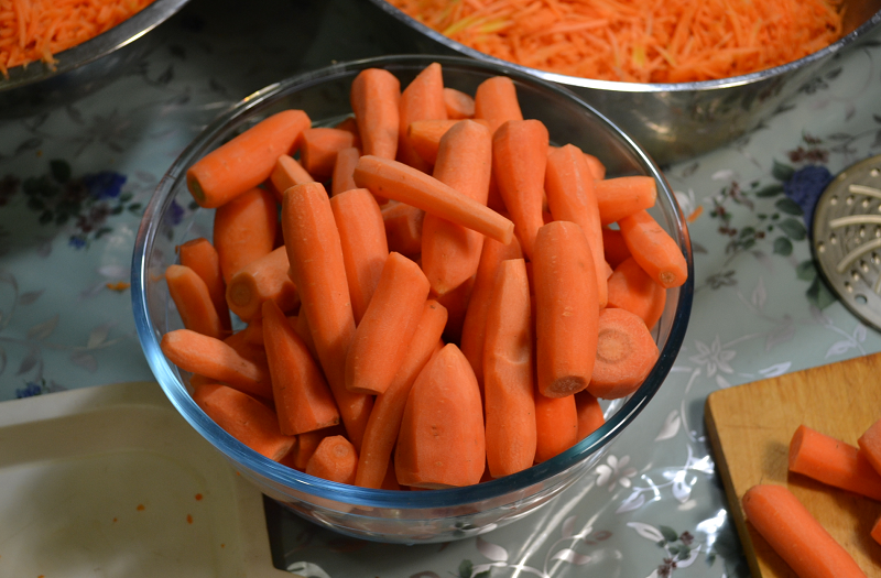 Шинкуем и замораживаем морковь.